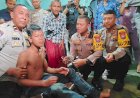 Warga-Terharu-saat-Pemuda-ODGJ-di-Gresik-Dibantu-Kapolres