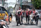Harkamtibmas,-Polres-Situbondo-Patroli-Sambil-Tambal-Jalan-Berlubang