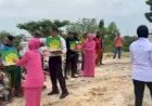 Hari-Bhayangkara-ke-79-Polres-Lamongan-Salurkan-Bansos-untuk-Pemulung-di-TPA