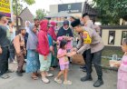Kapolsek-Taman-Bagikan-Makanan-Gratis-ke-Warga