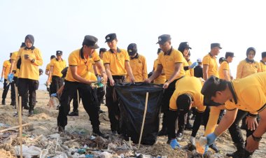 Green-Policing-:-Polresta-Tuban-Bersihkan-Sampah-dan-Tanam-200-Cemara-di-Pantai-Jenu