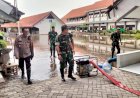 Sinergitas,-Polisi-Bersama-TNI-dan-BPBD-Tangani-Banjir-di-Sidoarjo