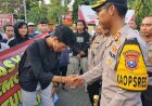Ramadhan-Berkah-Kapolres-Situbondo-Berbagi-Takjil-untuk-Massa-Unras-AMPD