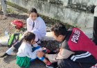 Sigap-dan-Humanis,-Anggota-Samapta-Polsek-Buduran-Bantu-Anak-Sekolah-Terjatuh-di-Jalan