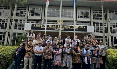 Prodi-S2-Perekonomian-Islam-&-Industri-Halal-FEB-UNESA-Bina-PMI-di-Singapura:-Sehat-Jasmani,-Percaya-Diri,-dan-Melek-Produk-Halal