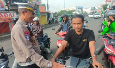 Upaya-Humanis-Anggota-Polsek-Krian-Edukasi-Pengendara-Tanpa-Helm