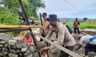 POLRI-GERAK-CEPAT-RESPON-PIDATO-PRESIDEN-PRABOWO,-SATBRIMOBDA-SULSEL-BANGUN-JEMBATAN-GANTUNG-DI-SOPPENG