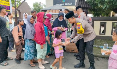 Kapolsek-Taman-Bagikan-Makanan-Gratis-ke-Warga