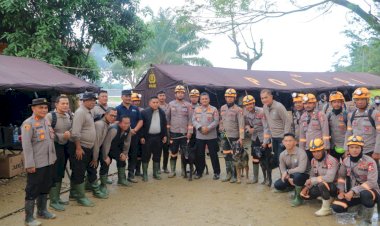 Kabaharkam-Polri-Tinjau-Posko-Bencana-di-Aceh-Tamiang,-Pastikan-Kelancaran-Distribusi-Bantuan-Logistik