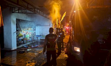 Kebakaran-Rumah-dan-Toko-Sembako-di-Pagerwojo,-Polisi-Bantu-Evakuasi