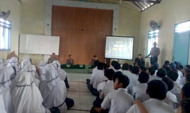 Polresta-Sidoarjo-Beri-Penyuluhan-Anti-Radikalisme-dan-Bahaya-Kenakalan-Remaja-di-SMP-Muhammadiyah-8-Tanggulangin