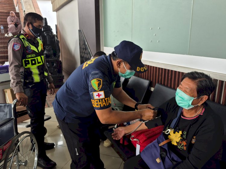 Polresta Bandara Soetta Beri Layanan Kesehatan dan Masker Gratis untuk Penumpang Pesawat yang Tertunda Akibat Erupsi Anak Krakatau